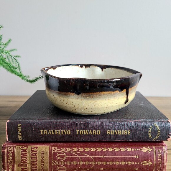 Hand made studio pottery. Ceramic bowl sighed by artist. - Picture 1 of 7